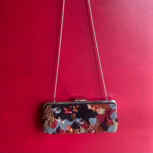 Fun embroidery clutch/shoulder/crossbody to accessorize your special event - Picture 4 of 5